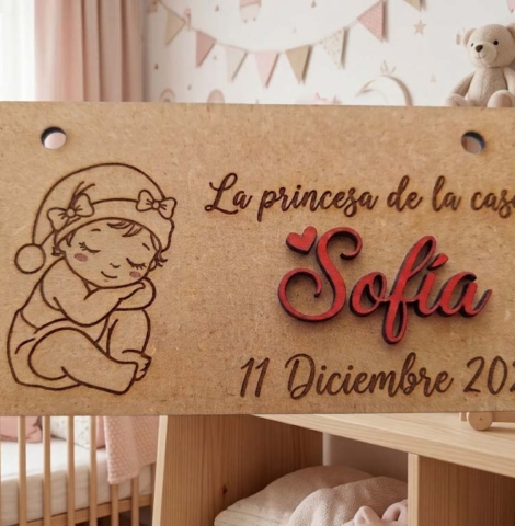 Placa de madera personalizada para habitación de bebé con el nombre Sofia en relieve rojo y fecha de nacimiento