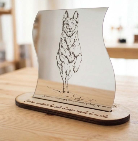 Espejo decorativo personalizado con retrato grabado y base de madera con dedicatoria
