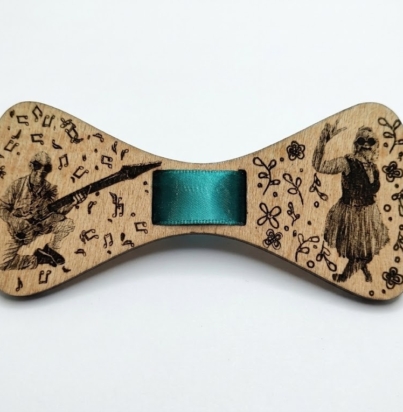Pajarita de madera personalizada grabada a láser con figuras de guitarrista, bailarina, notas musicales y flores